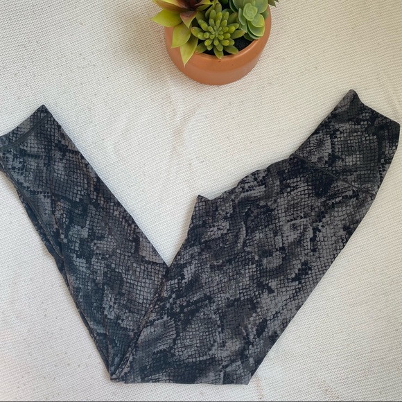 Aerie Offline Real Me Hi-Rise Cross Over Snake Leggings Size Small - Picture 4 of 5